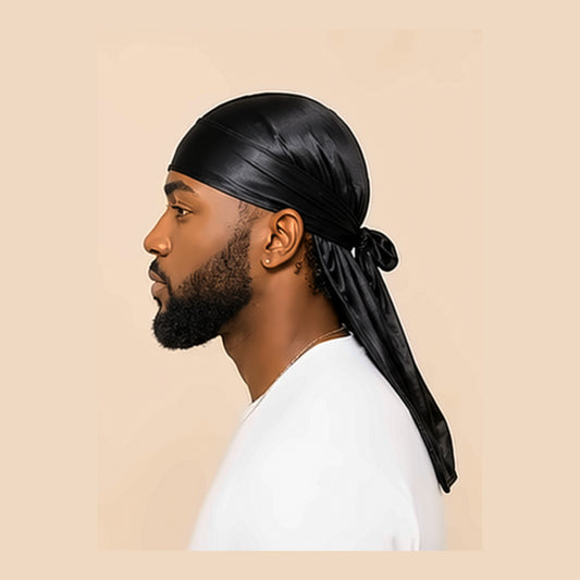 Homme de profil portant un durag en satin noir à longue queue
