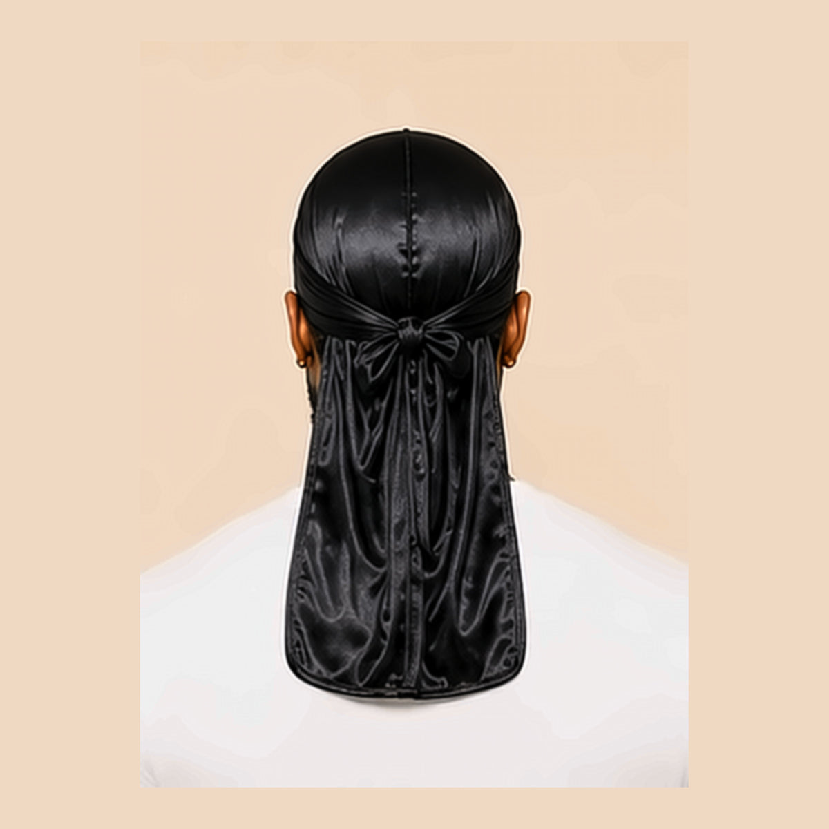 Durag en satin noir porté de face, liens croisés au-dessus du front