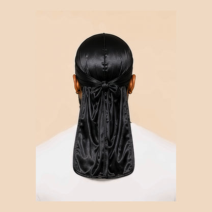 Durag en satin noir porté de face, liens croisés au-dessus du front