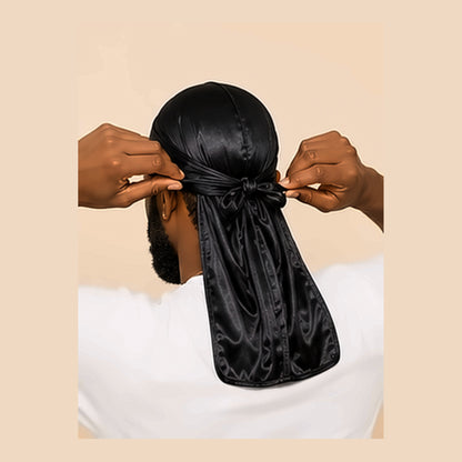 Nouage d'un durag en satin noir vu de dos, les deux liens attachés