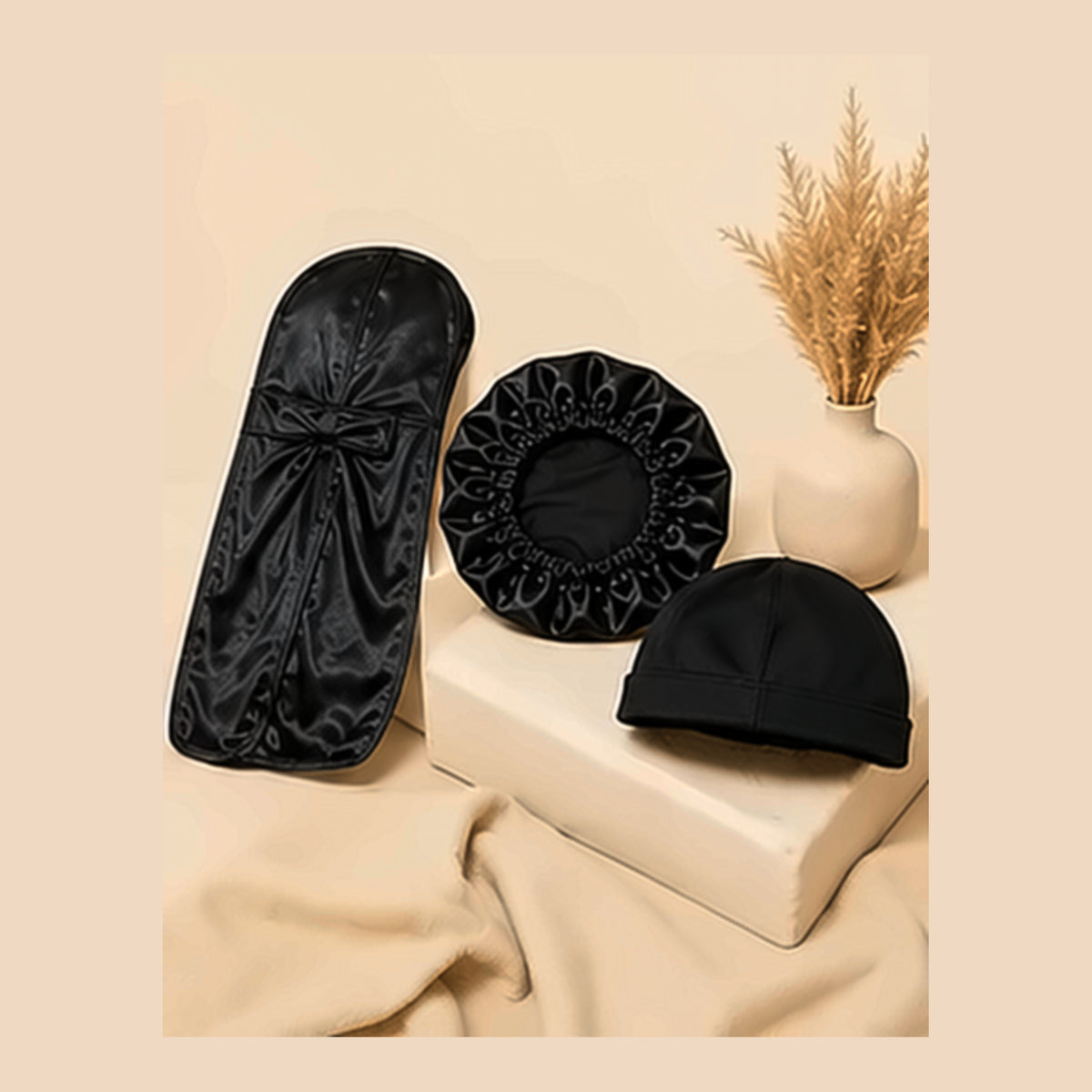 Wave cap en satin noir portée seule, vue de trois quarts